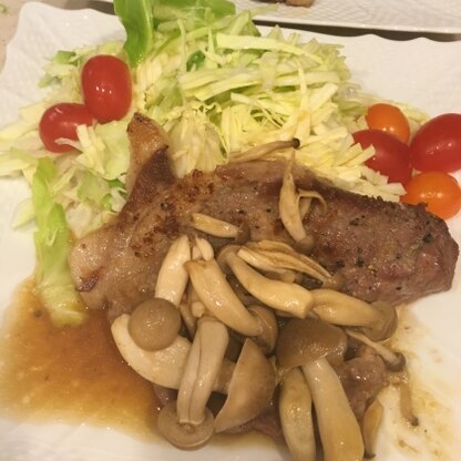 ココナッツオイルでお肉炒めて見ました♡たれはトロミが欲しかったので、シメジ入れました♡キャベツまで味が染みて夢中で食べました♡美味しかったです♡